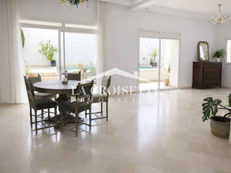 Rez-de-chaussée de villa S+3 avec Jardin et piscine à Gammarth